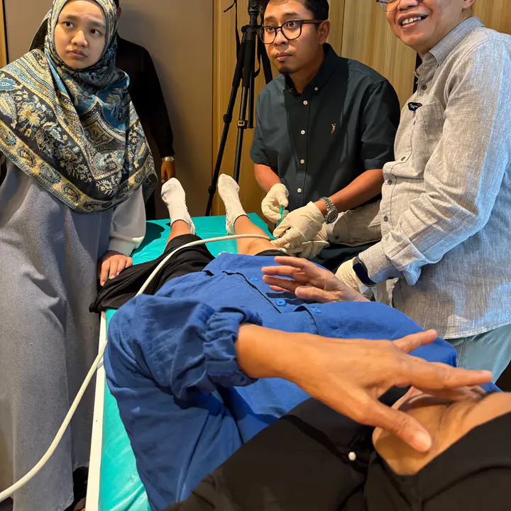 Dr Qim menjalani latihan prosedur berpandukan ultrasound di Jakarta
