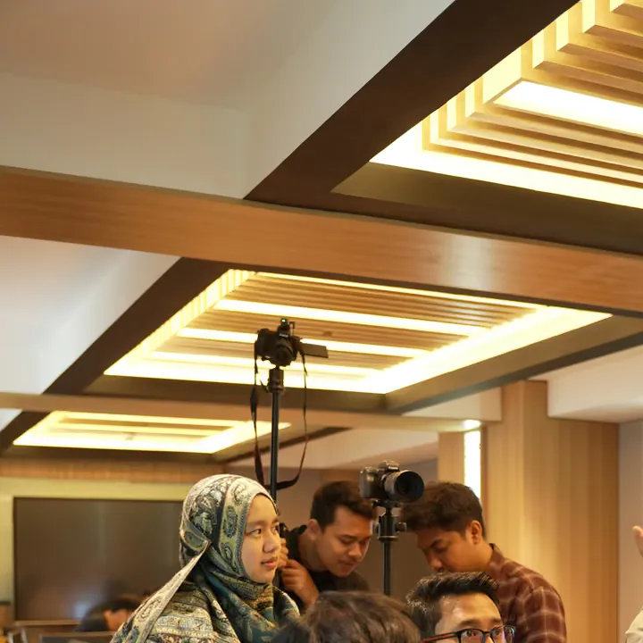 Dr Qim menyertai latihan ultrasound muskuloskeletal bersama peserta lain di Jakarta