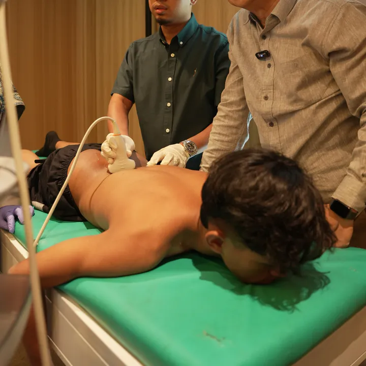 Dr Qim melakukan latihan ultrasound pada bahagian belakang badan di Jakarta